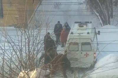 Рязанцы вытолкали скорую помощь, застрявшую во дворе дома на улице Чкалова